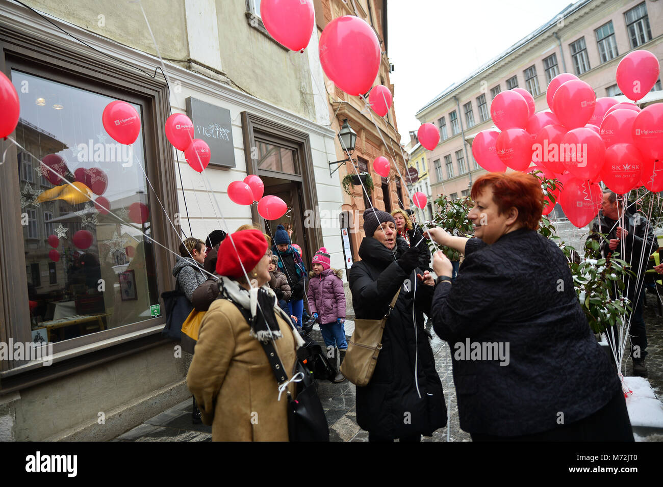 Ljubljana, Slowenien am 3. März., 2017. Menschen - Slowenische Wanderung mit roten Ballons am Internationalen Tag der Seltenen Krankheit Stockfoto