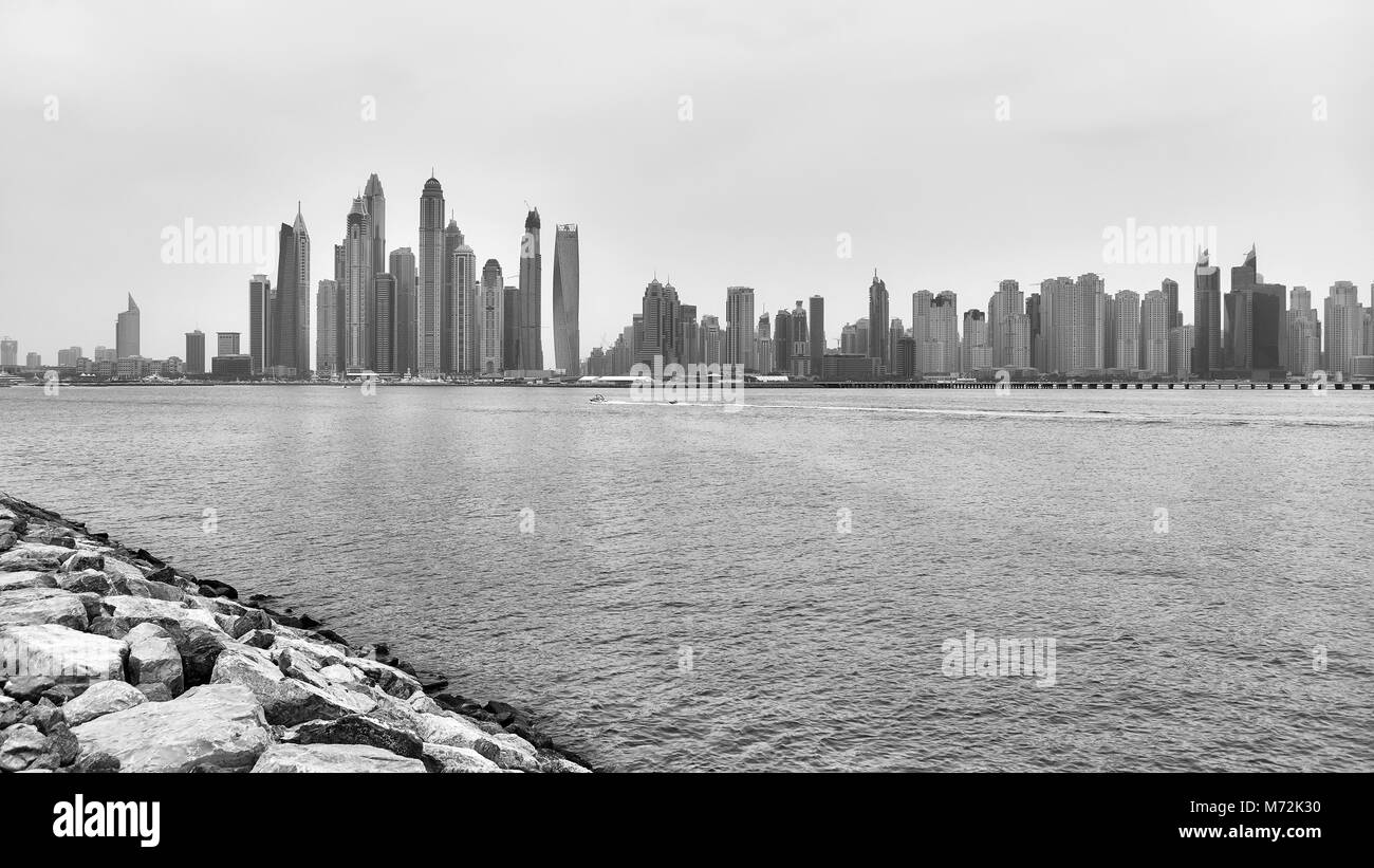 Schwarze und weiße Panoramabild von Dubai Waterfront, Vereinigte Arabische Emirate. Stockfoto