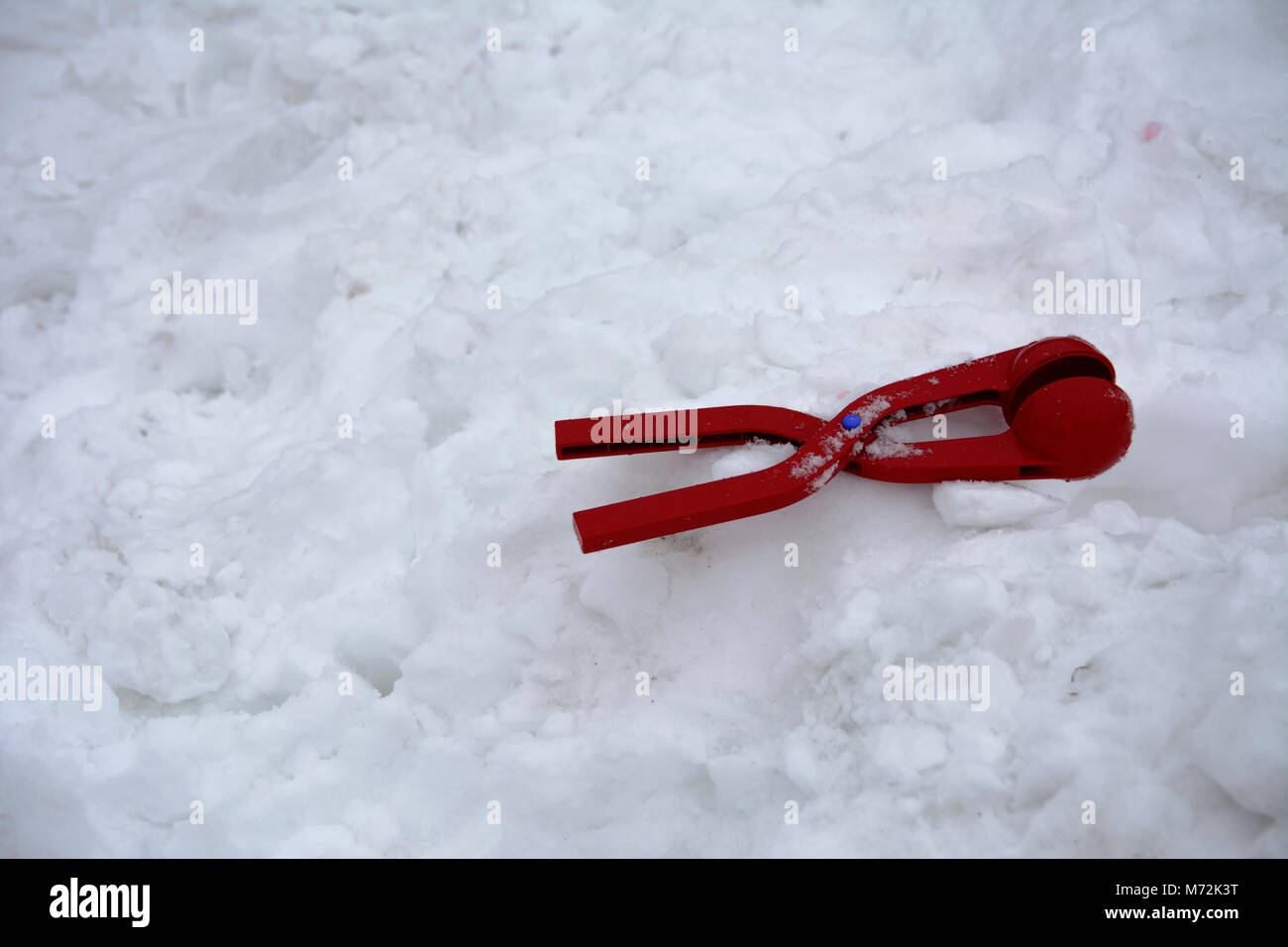 Red Gerät für die Modellierung runde Schnee Schnee für das Spielen von Kindern auf dem Hintergrund der losen Schnee. März 2018 in der Ukraine. Stockfoto