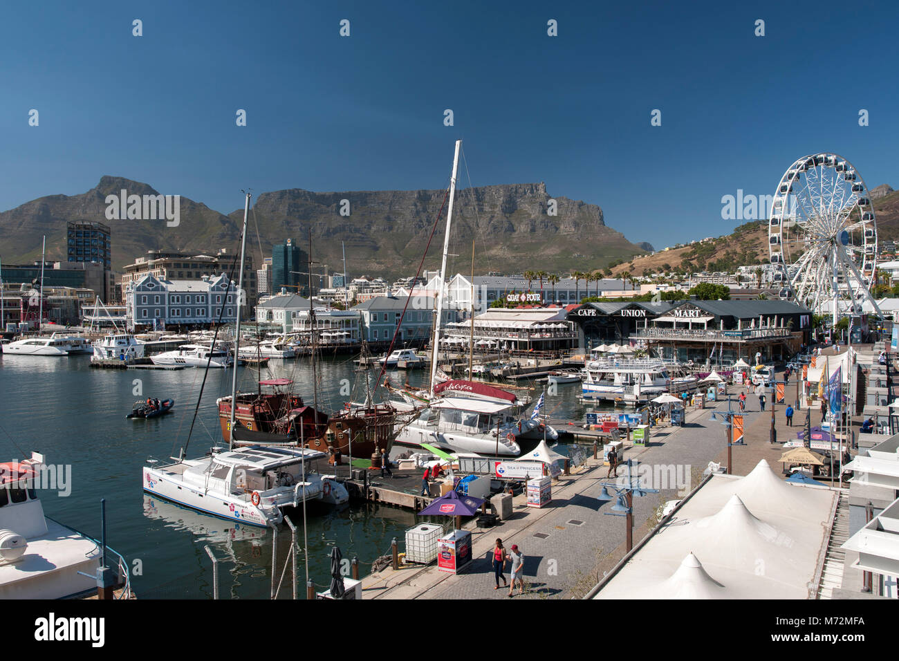 Blick auf den Tafelberg von der Waterfront in Kapstadt. Stockfoto