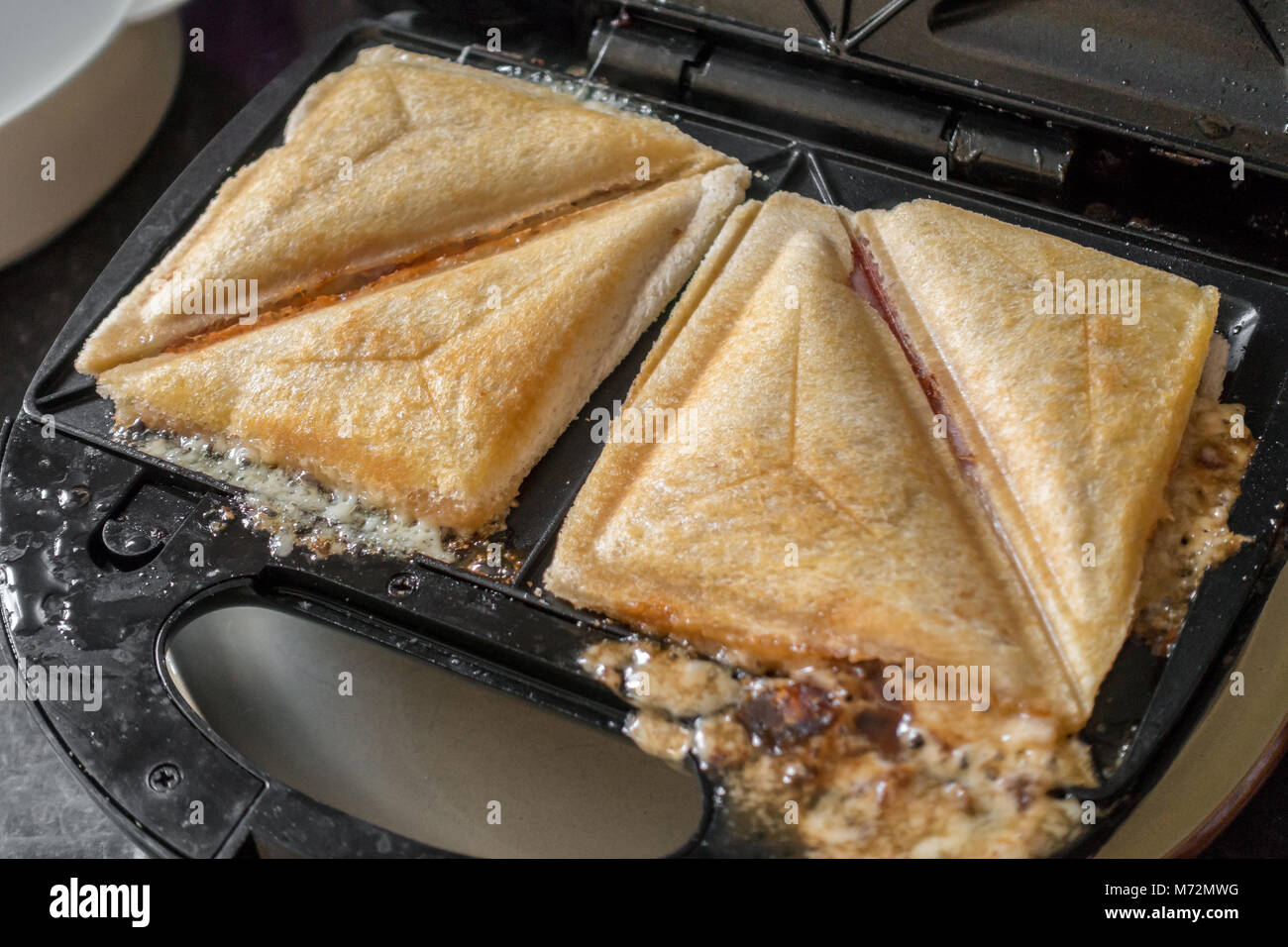 Schinken und Käse Sandwiches in ein getoastetes Sandwich Maker  Stockfotografie - Alamy