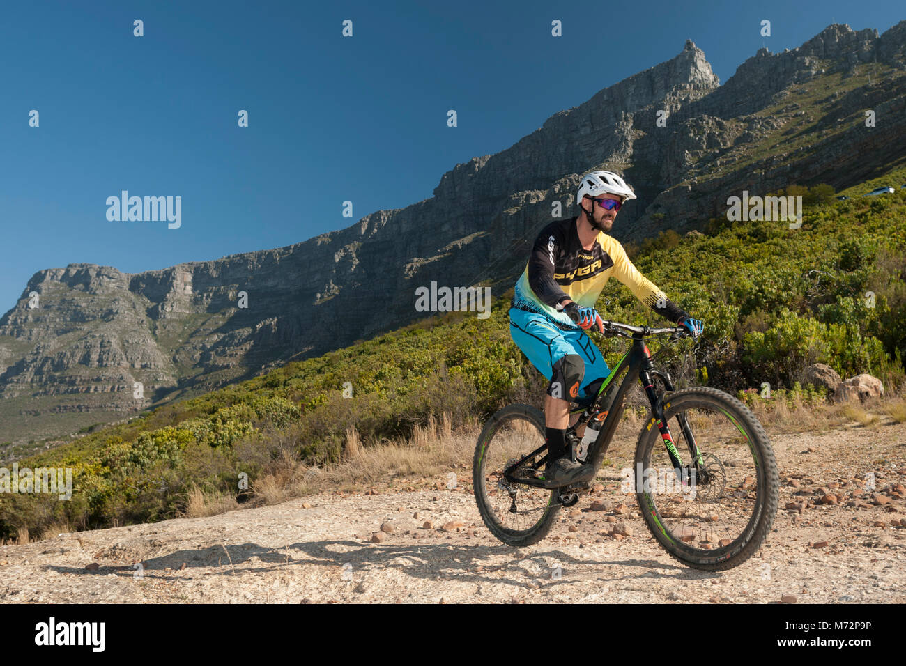 Biker reiten auf dem Tafelberg in Kapstadt. Stockfoto