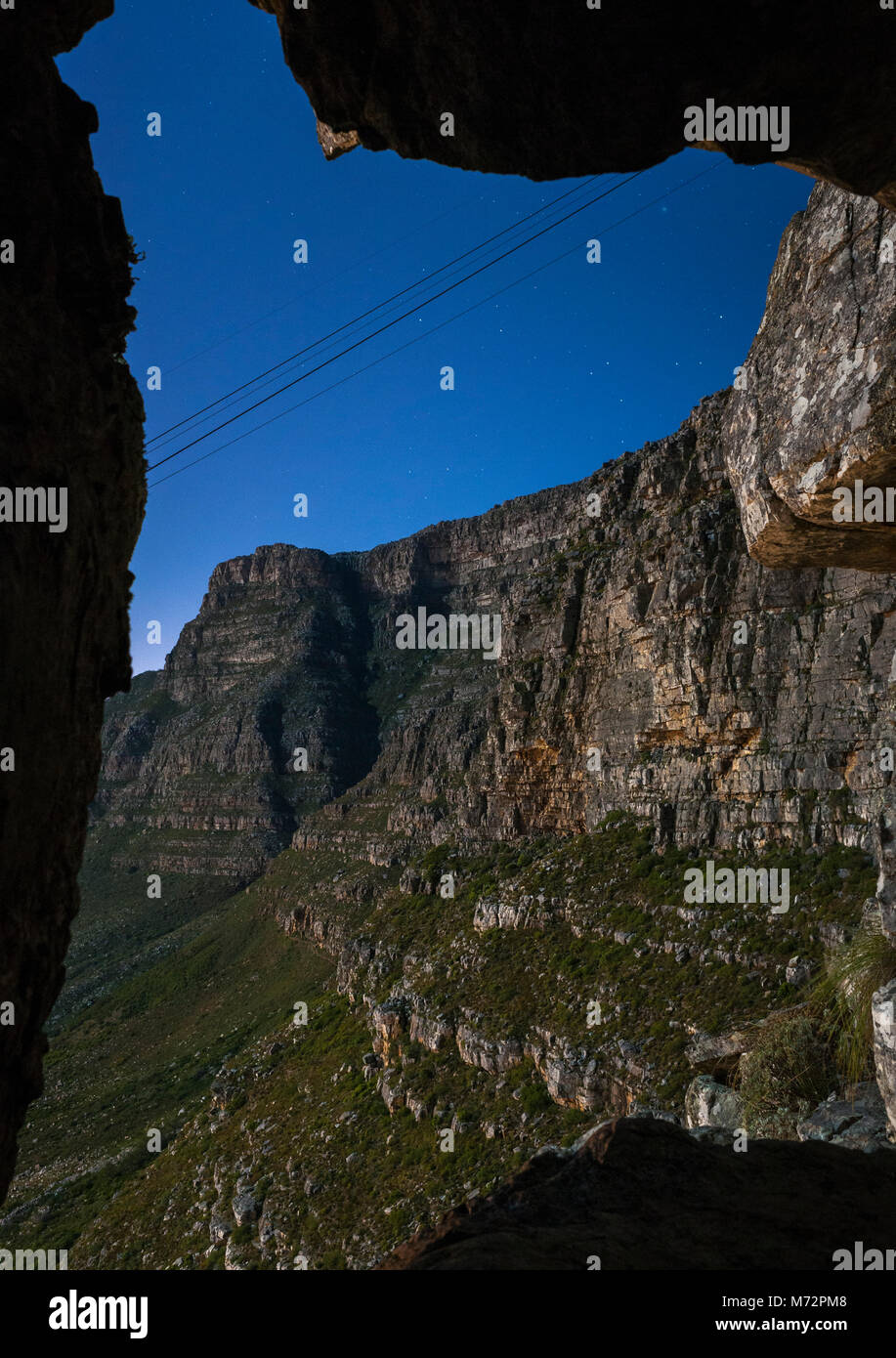 Tafelberg (Mondschein) durch eine natürliche Felsformation namens India Venster gesehen. Stockfoto