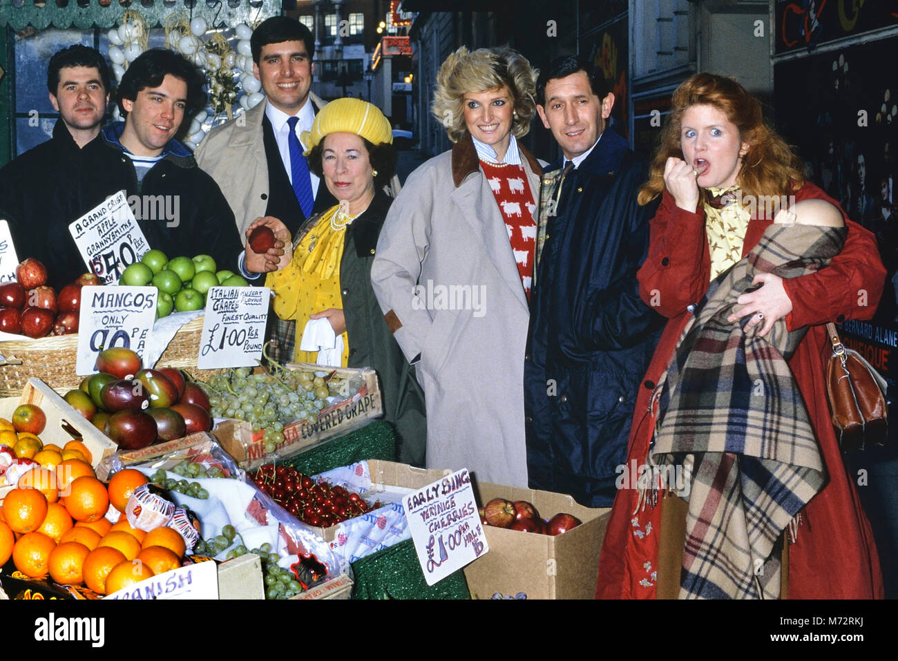 Eine Gruppe von britischen Royal Family-Look-Alikes posieren an einem Obstmarkt. London. England, Großbritannien. Ca. 1980 Stockfoto