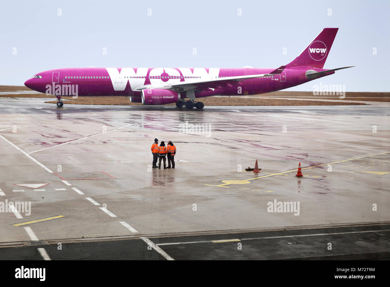 WOW Aribus Passenger Jet rollens am Flughafen Charles de Gaulle in Paris, Frankreich. WOW Luft wurde von skuli Mogensen wurde im November 2011 gegründet. Die WOW-air Stockfoto