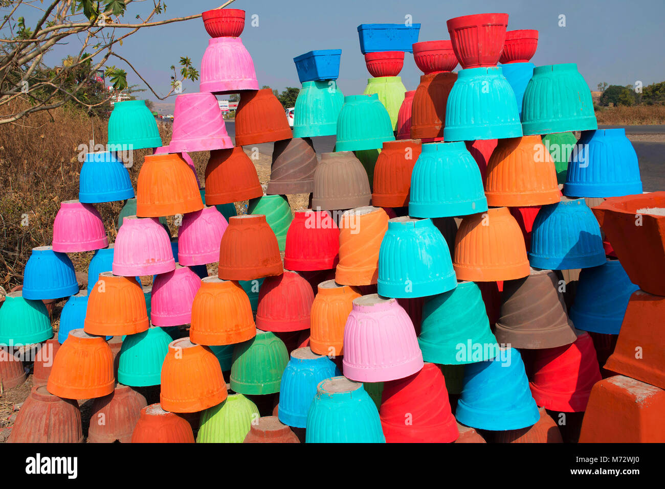 Irdene Töpfe in verschiedenen Farben zu verkaufen. Pune, Maharashtra, Indien Stockfoto