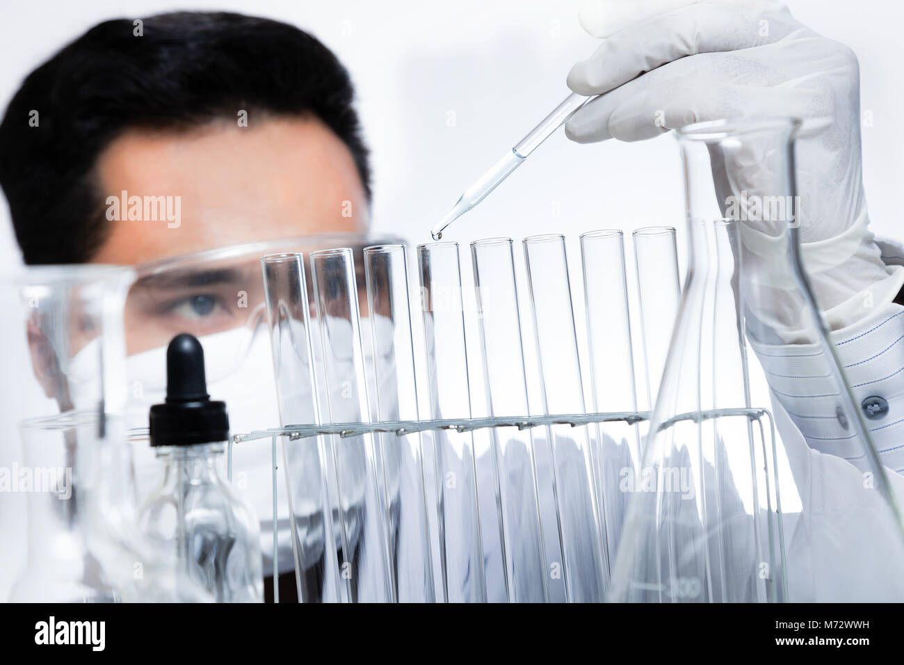 Wissenschaftler Experimentieren im Labor. Stockfoto