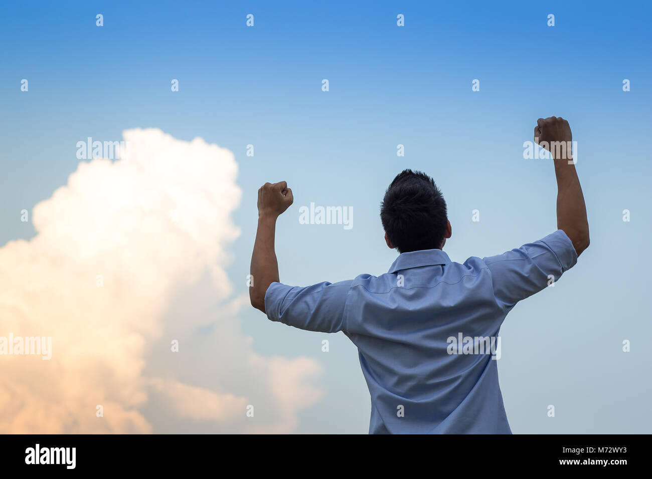 Ansicht der Rückseite des asiatischen Menschen Hände mit blauem Himmel Hintergrund Stockfoto