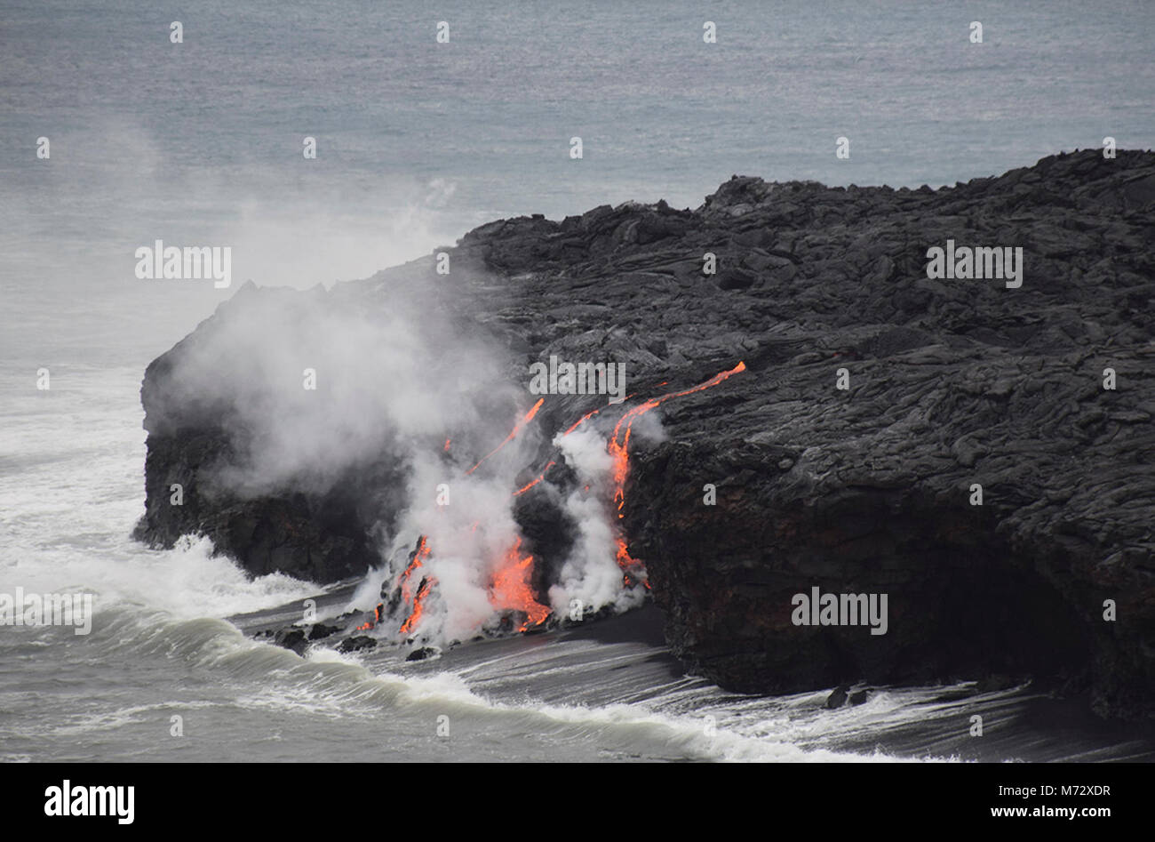 Lava dribbelt in den Ozean bei Kamokuna. Stockfoto