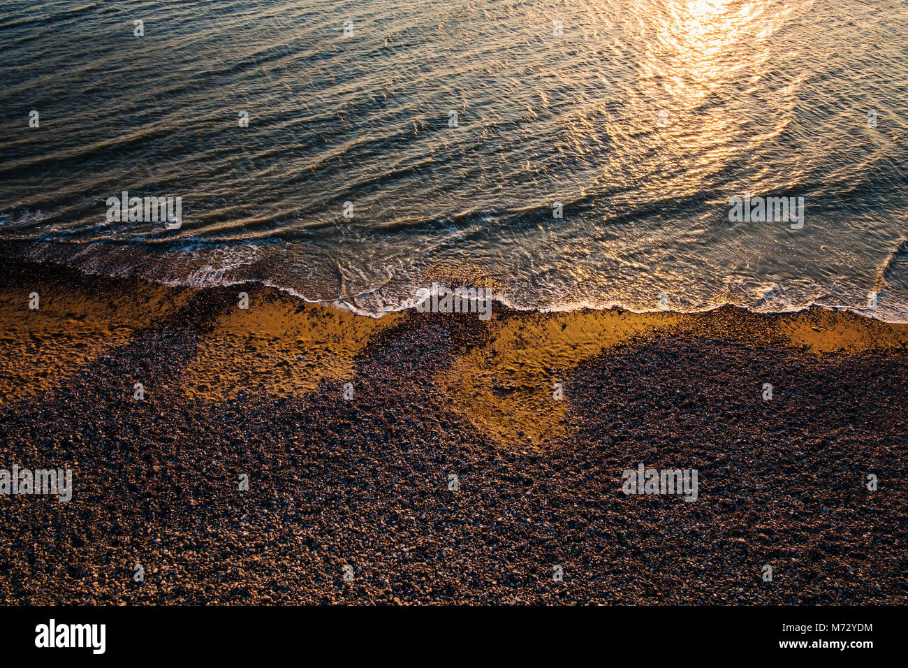 Sonnenuntergang am Strand in der Nähe der Sieben Schwestern, Seaford, East Sussex, England Stockfoto