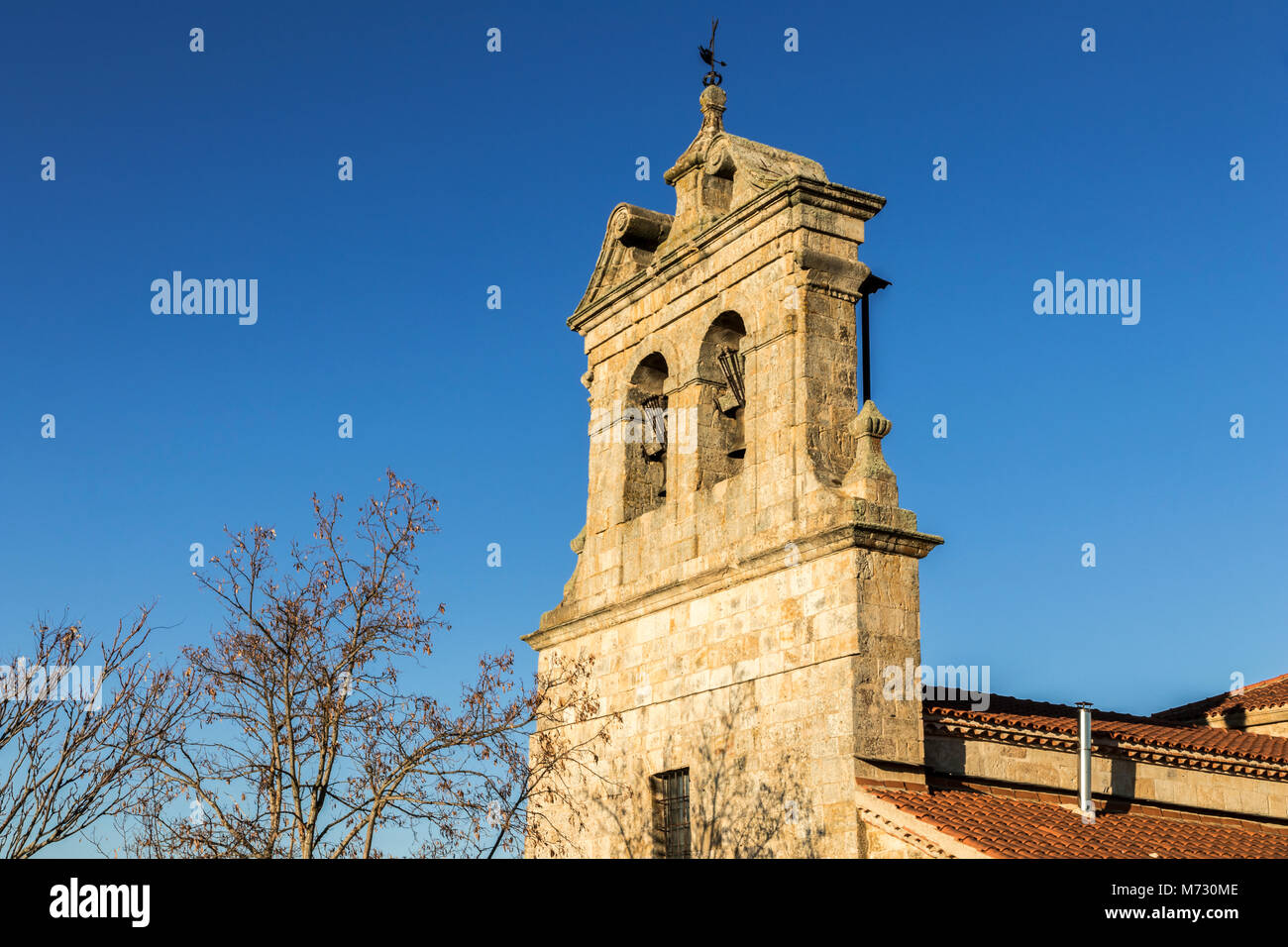 Die Kirche Unserer Lieben Frau von der Himmelfahrt (Iglesia de la Asunción) in Peleas de Arriba, einer kleinen Stadt in der Provinz Zamora, Kastilien und Leon, Spanien Stockfoto