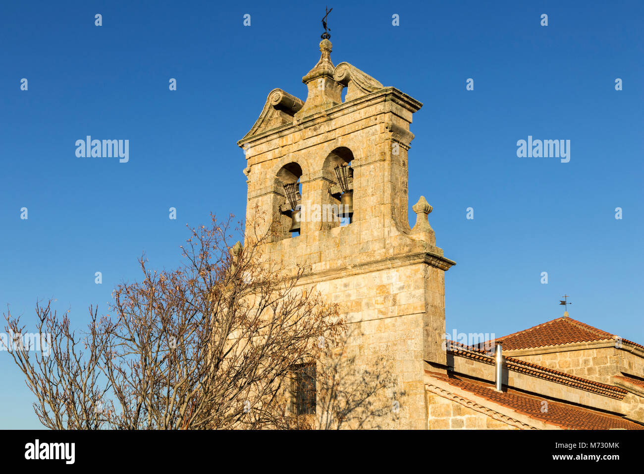 Die Kirche Unserer Lieben Frau von der Himmelfahrt (Iglesia de la Asunción) in Peleas de Arriba, einer kleinen Stadt in der Provinz Zamora, Kastilien und Leon, Spanien Stockfoto