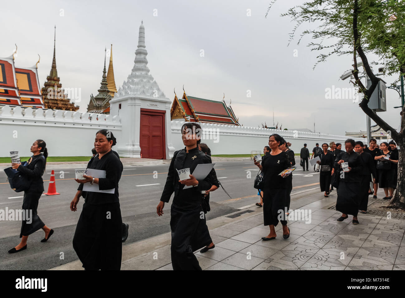 Frauen, die zu Fuß von der Grand Palace in Bangkok, in schwarzen Kleidern Stockfoto