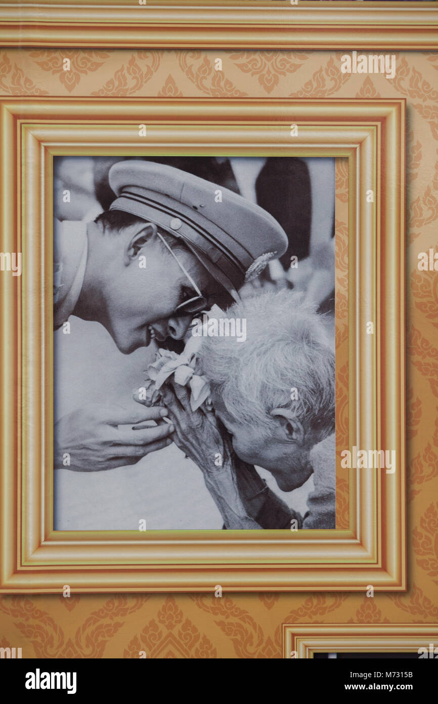 Berühmte schwarz-weiß-Bild von Ende der thailändische König Bhumibol Adulyadej mit einer armen alten Frau in einer Geste der Freundlichkeit und Mitgefühl Stockfoto