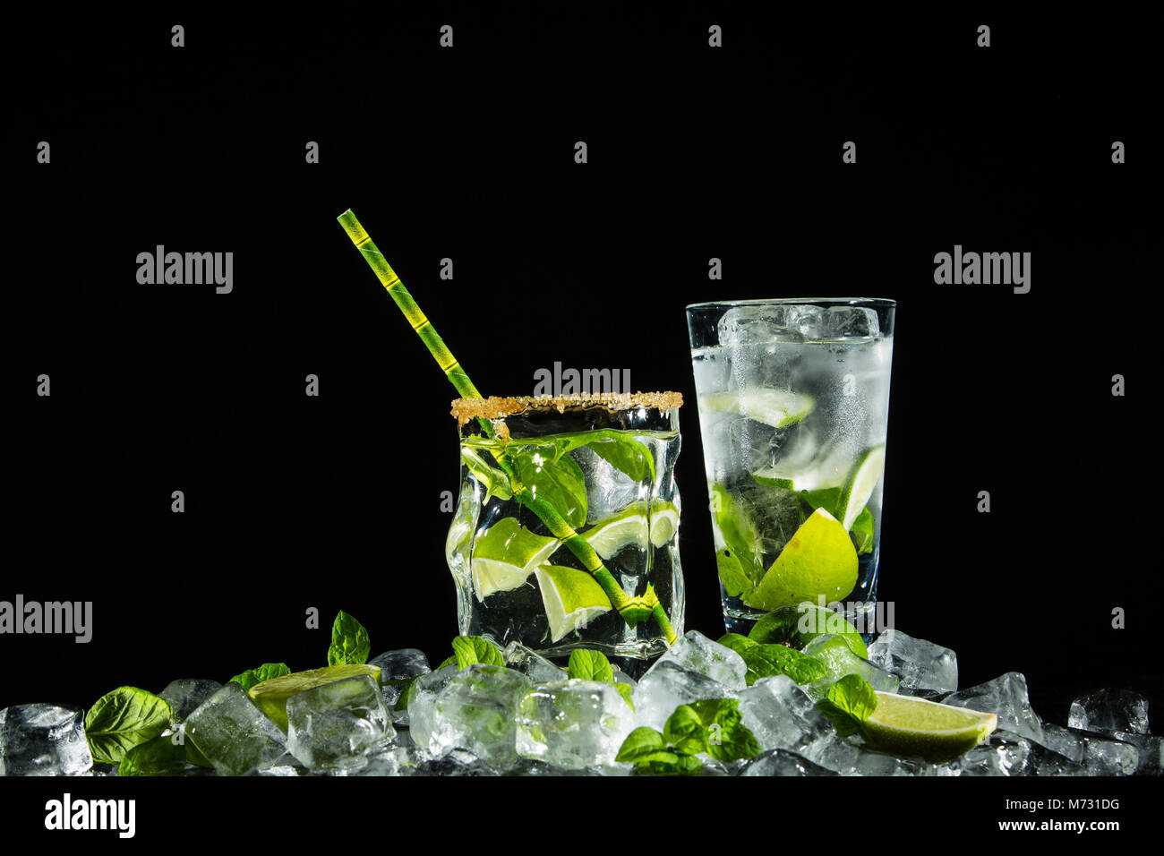 Mojito auf Eis. Studio Foto auf einen einfarbigen Hintergrund. Stockfoto