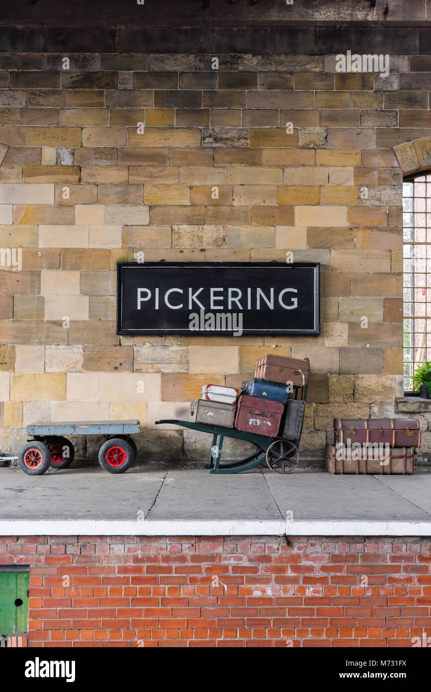 Pickering Bahnhof, Blick auf vintage Koffer und Zeichen auf der Plattform von Pickering, North Yorkshire Moors railway station, England, Großbritannien Stockfoto