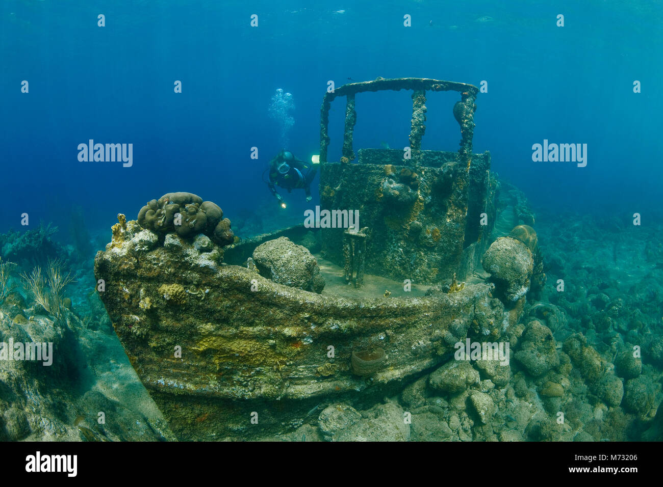 Scuba Diver am Schlepper, einem berühmten Schiff Wrack auf Curacao, Niederländische Antillen, Karibik, Karibik Stockfoto