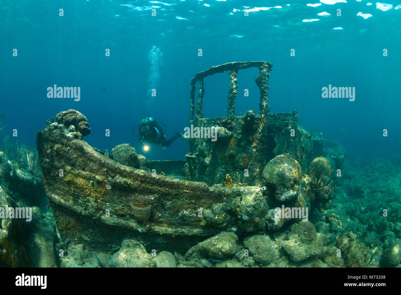 Scuba Diver am Schlepper, einem berühmten Schiff Wrack auf Curacao, Niederländische Antillen, Karibik, Karibik Stockfoto