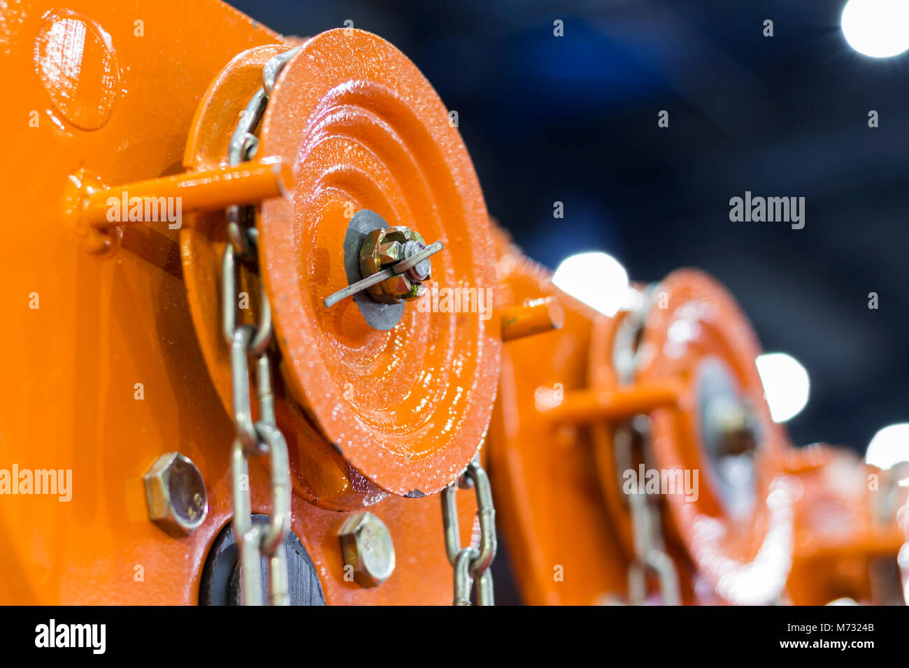 Industrieketten Stahl in orange Hebezeuge; Selektiven Fokus Stockfoto