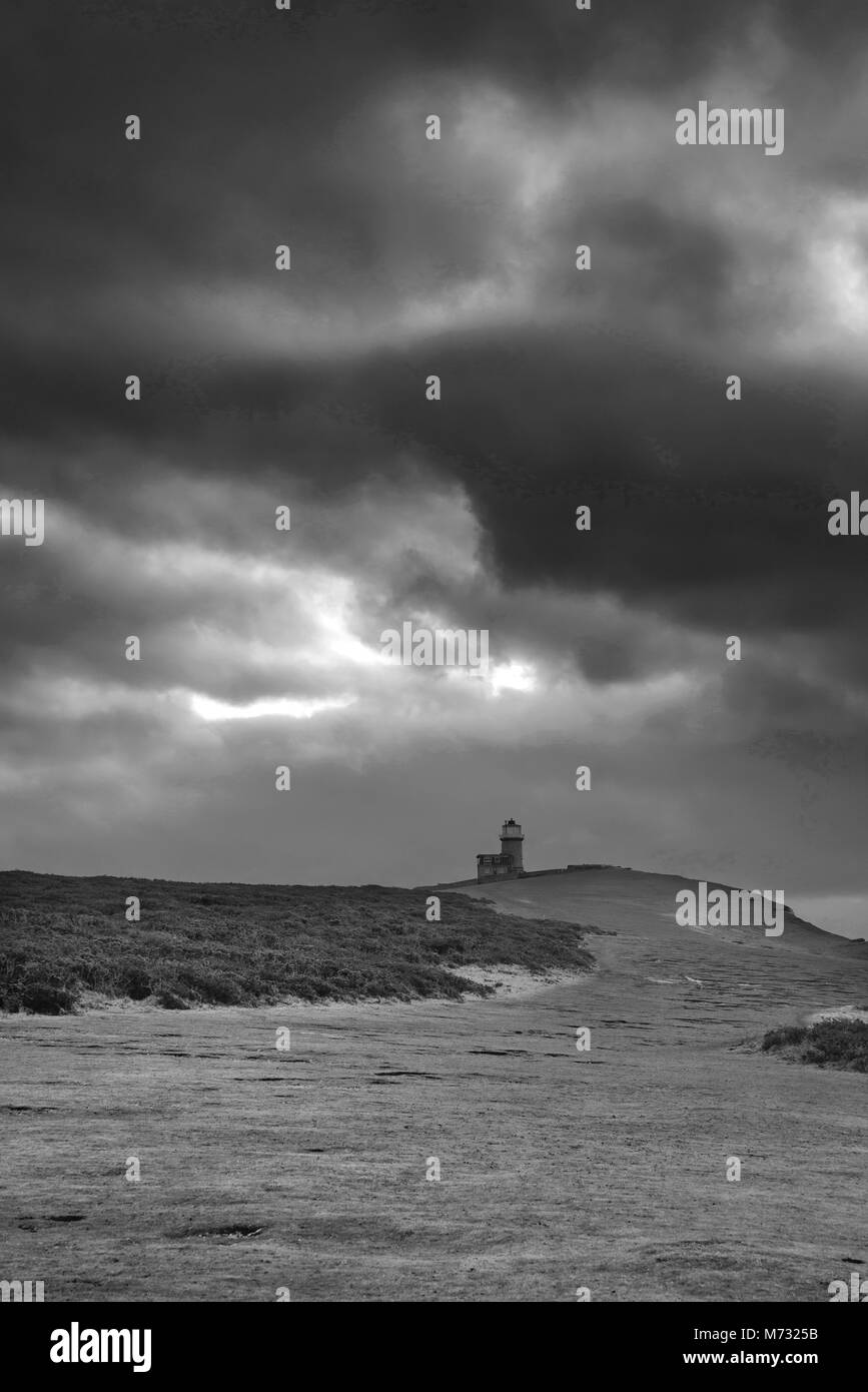 Schöne schwarze und weiße Landschaft Bild von Belle Tout lighthouse auf der South Downs National Park während der stürmischen Himmel Stockfoto