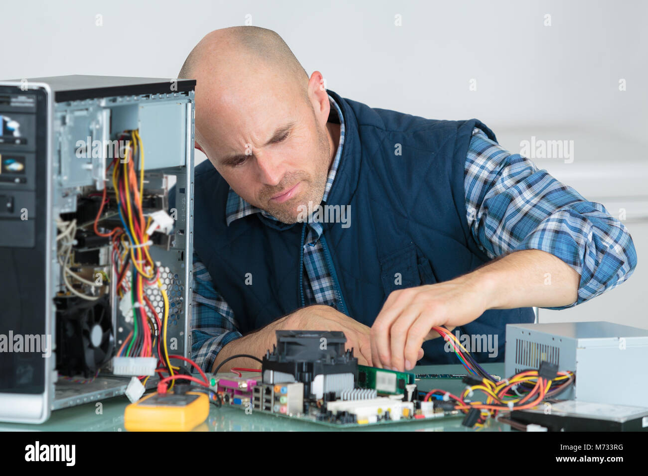 Computer Engineer, der an der Konsole defekt Stockfoto