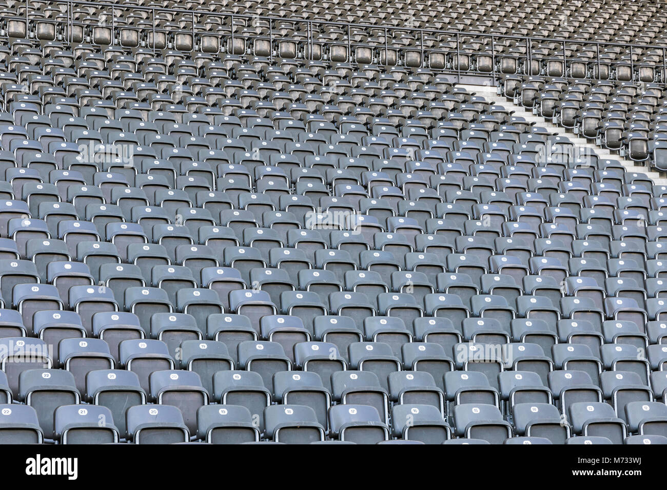 BERLIN, DEUTSCHLAND - 20. SEPTEMBER 2017: Leere Sitze von Tribünen von Olympiastadion (Olympiastadion) in Berlin zu sehen, bevor die Deutsche Bundesliga Spiel Hertha Stockfoto