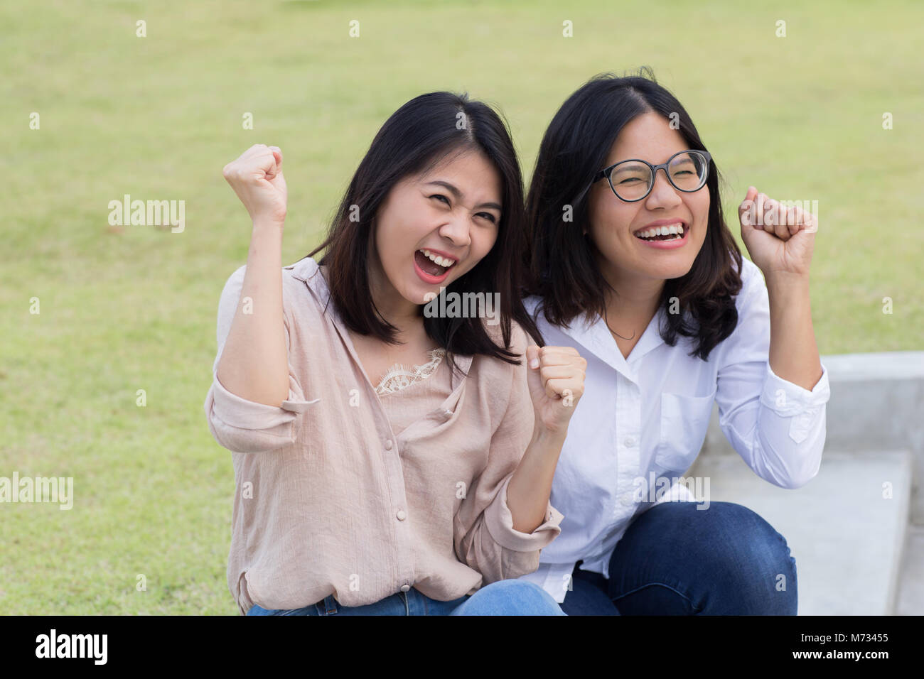 Junge asiatische Frauen Freundschaft Konzept mit lächelnden Frauen halten sich an den Händen Stockfoto