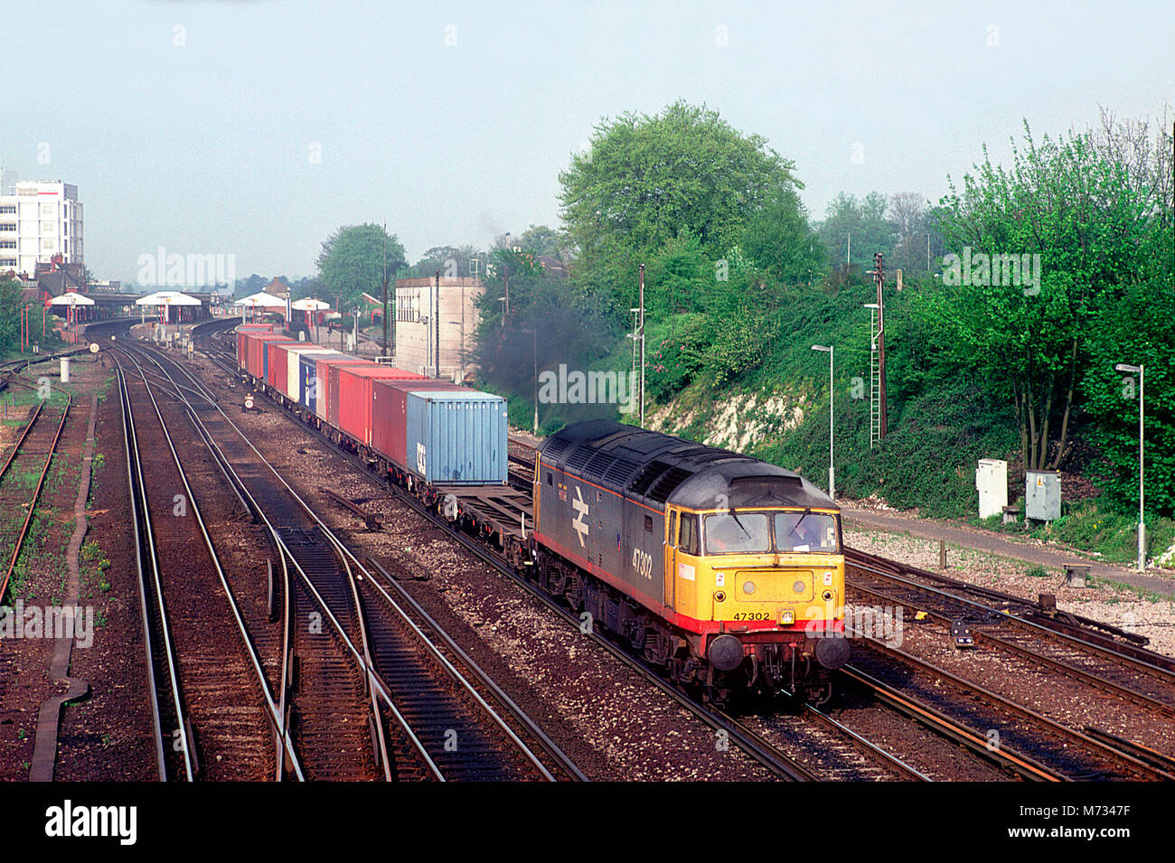 Eine Klasse 47 Diesellok Reihe 47302 arbeiten ein freightliner Zug in Basingstoke am 28. April 1993. Stockfoto