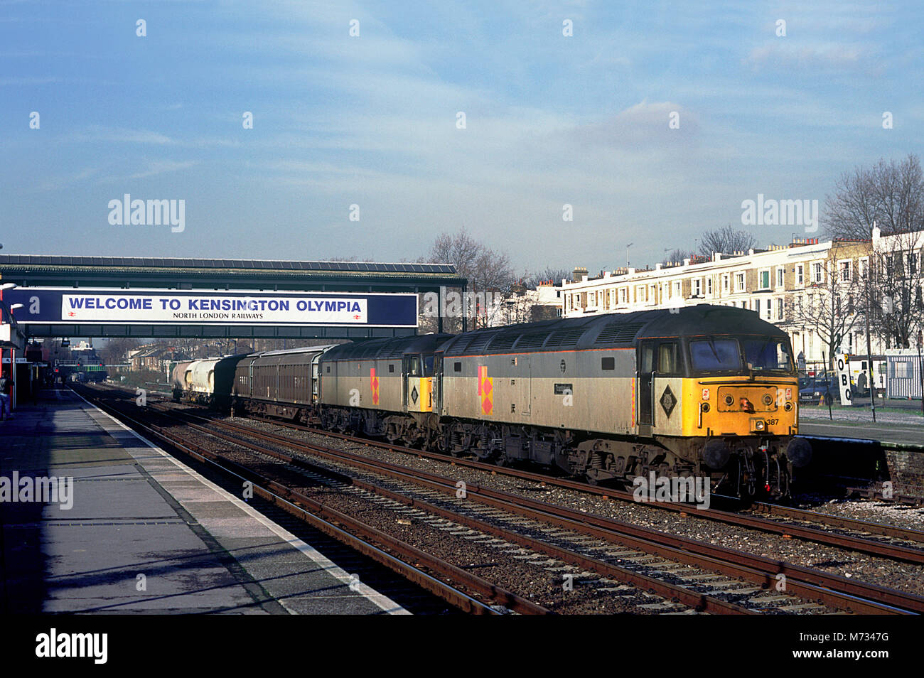 Ein paar der Klasse 47 Diesellokomotiven Nummern 47387 und 47386 "Transmark' mit einem kurzen Wagenladung Fracht durch Kensington Olympia am 2. Februar 1995. Stockfoto