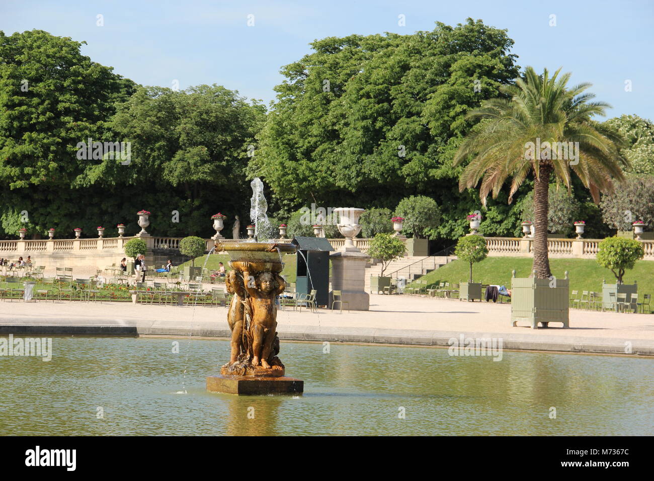 Jardins parisiens le plaisir de se promener Un jour de Semaine à Paris. Stockfoto