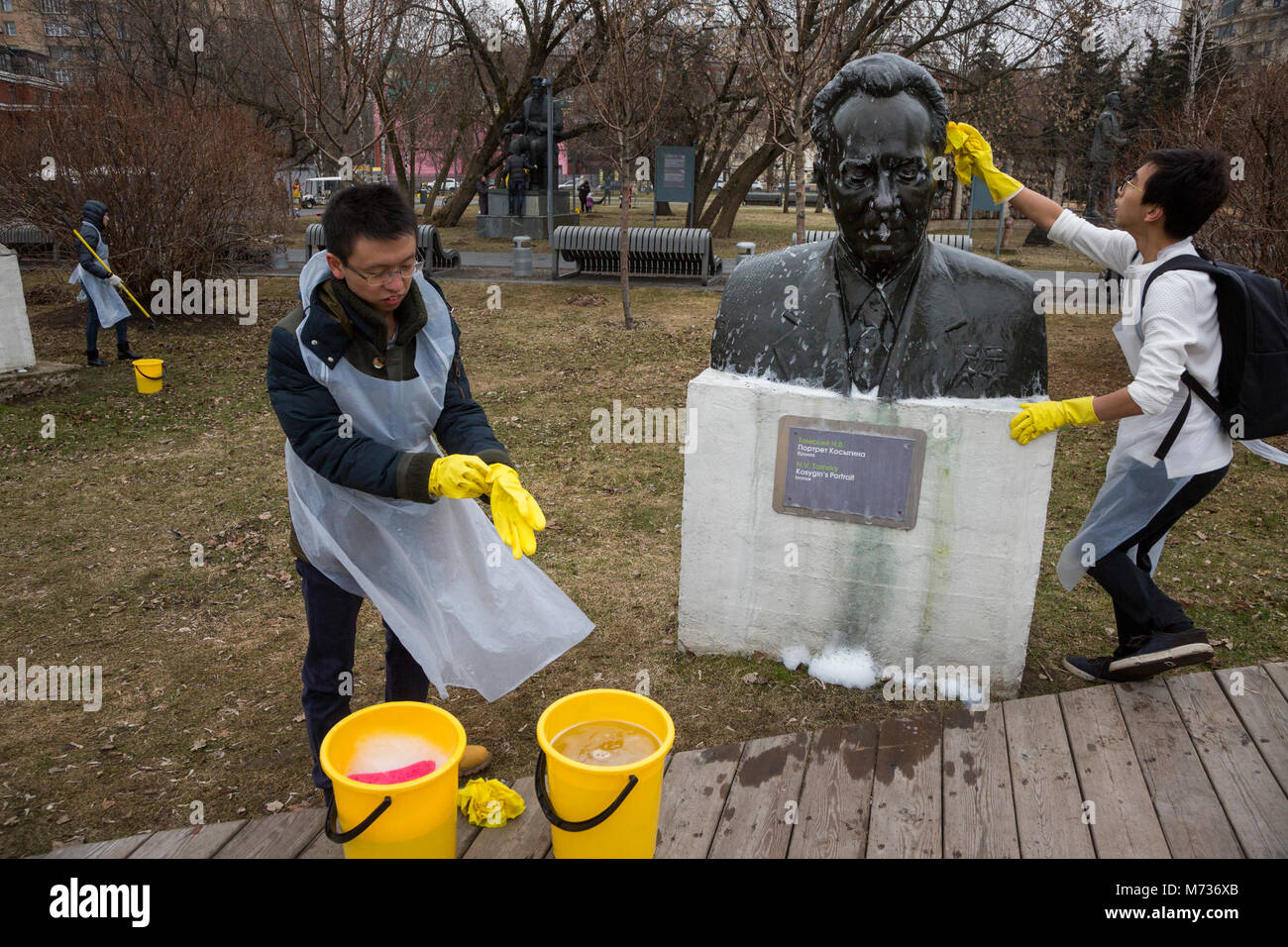 Chinesische Studenten waschen Büste von sowjetischen Staatsmann Alexei Kosygin während der jährlichen Frühling Fall (subbotnik) Muzeon Park in Moskau, Russland Stockfoto