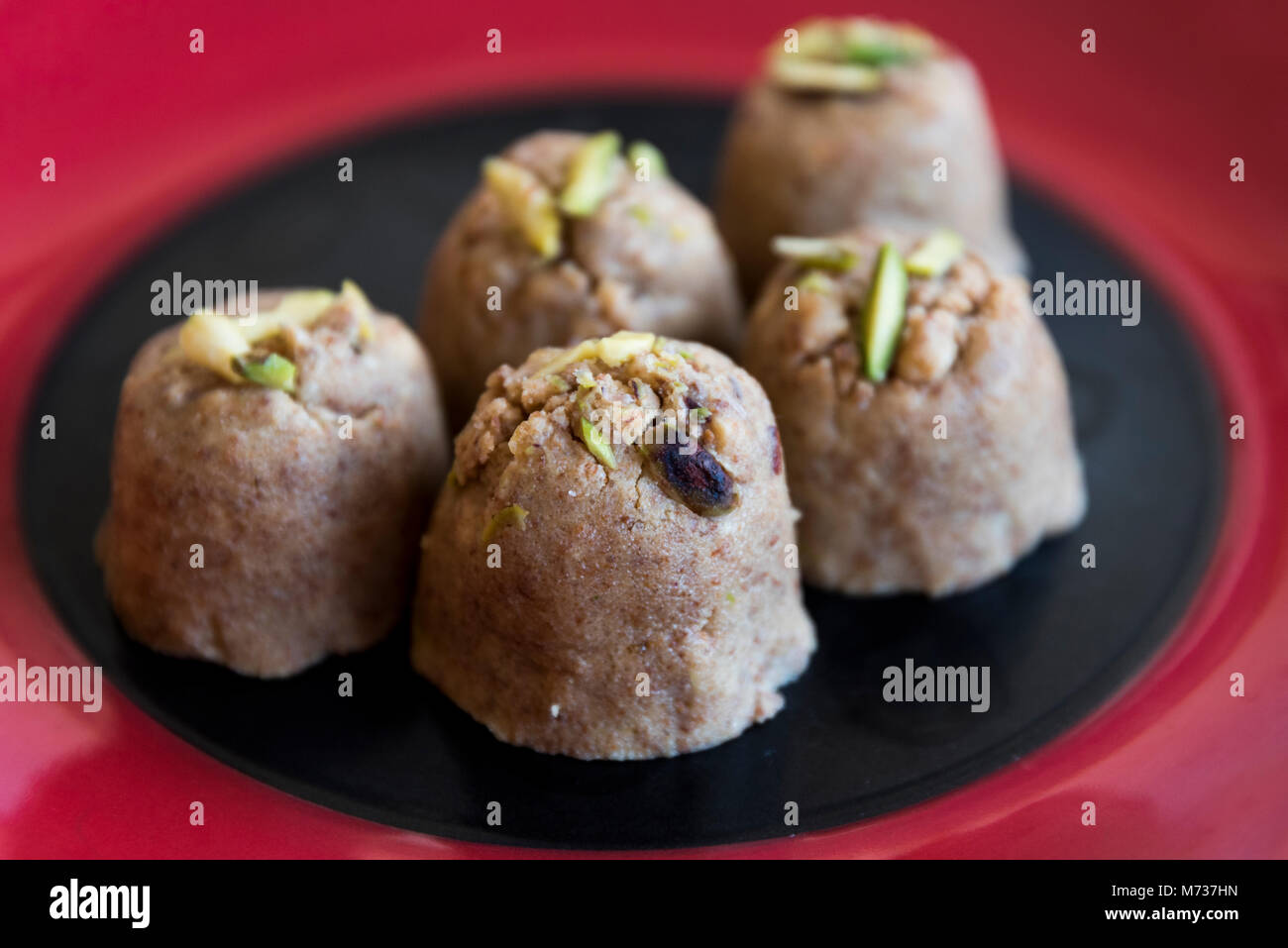 Adadiya (gesüßt Schwarzes Gramm Mehl Karamellen mit Kardamom, Ingwer, Muskat, Mandeln und Safran) - Indische Süß im Winter und Feste gemacht Stockfoto