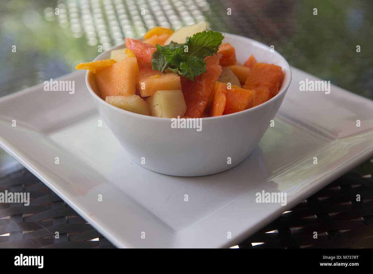 Schüssel mit Obst der Saison beim Brunch Stockfoto