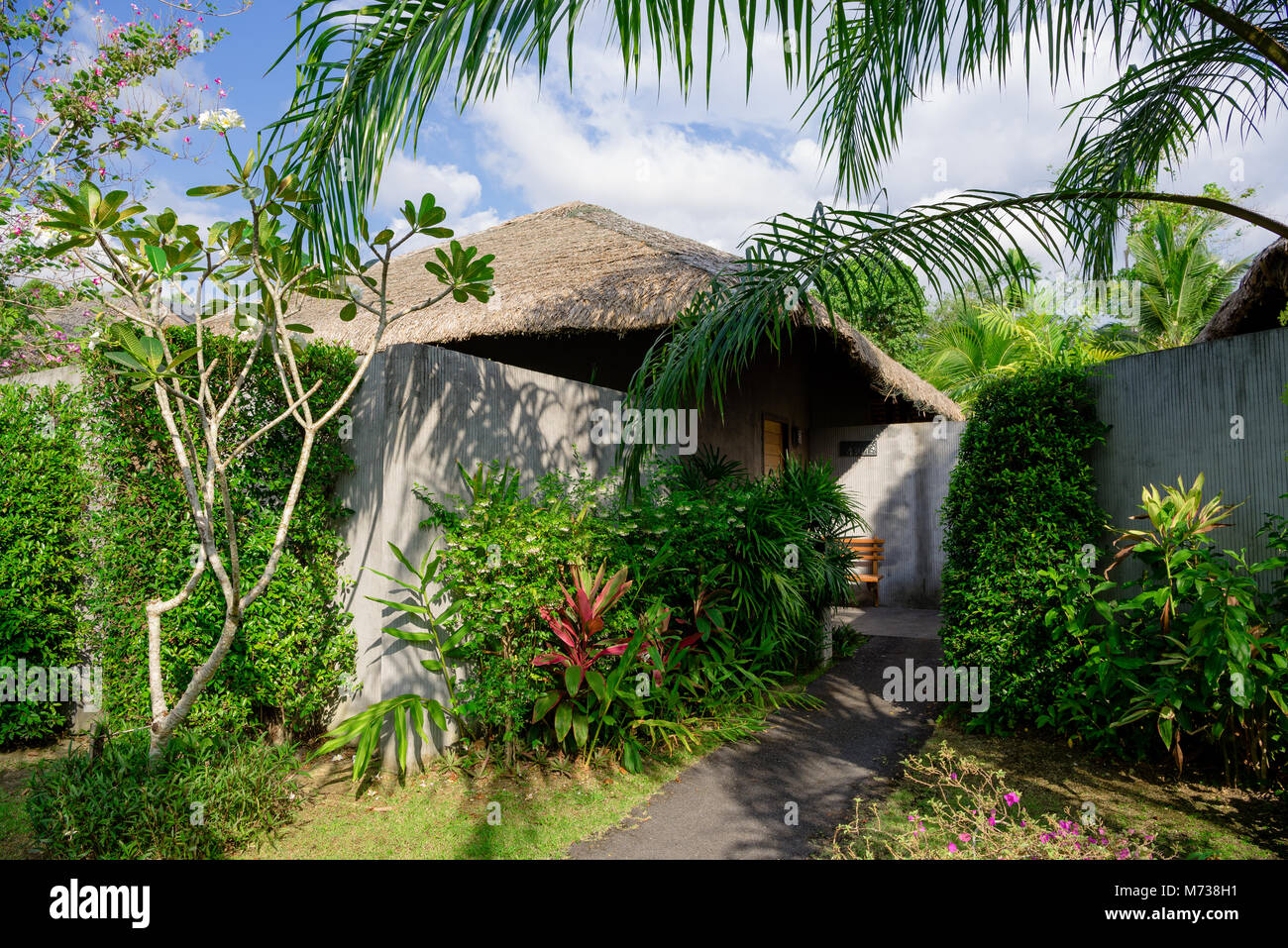 Betonwände und Bambus Dach einer privaten Villa in den Dschungel Stockfoto
