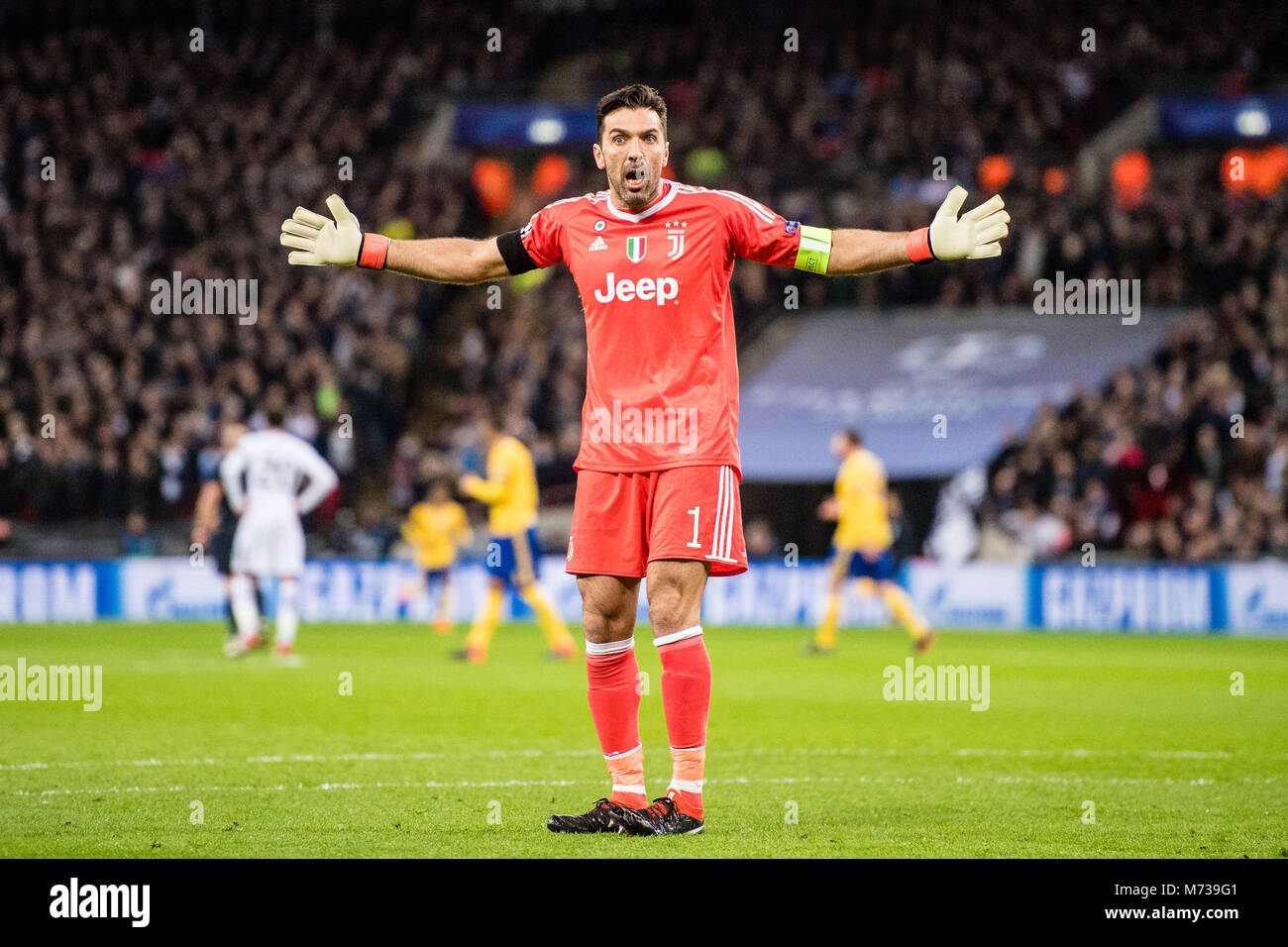 LONDON, ENGLAND - MÄRZ 07: enttäuschend Gianluigi Buffon von Juventus Turin (1) anspruchsvolle Elfmeter von Schiedsrichter während der UEFA Champions League Runde 16 zweite Bein Übereinstimmung zwischen den Tottenham Hotspur und Juventus im Wembley Stadion am 7. März 2018 in London, Vereinigtes Königreich. (Foto von MB Media/) Stockfoto