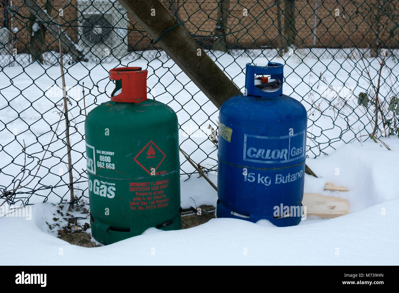 Calor Gas Propan und Butan Flaschen im Schnee, Großbritannien Stockfoto