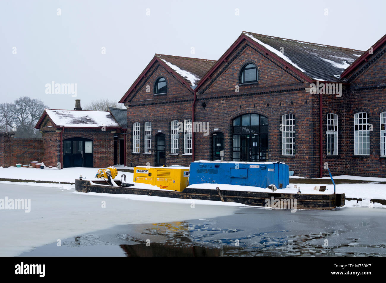 Hatton Wartung Yard, Schnee im Winter, Grand Union Canal, Warwickshire, England, Großbritannien Stockfoto