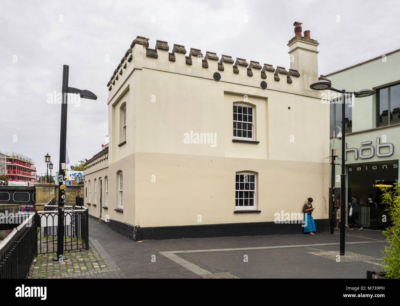Ehemalige Sperren des Tierhalters Häuschen auf Regents Canal am Camden Lock, London. Eine Reihe von Schlössern senken Sie den Kanal auf der Ebene der Themse in Limehouse. Stockfoto