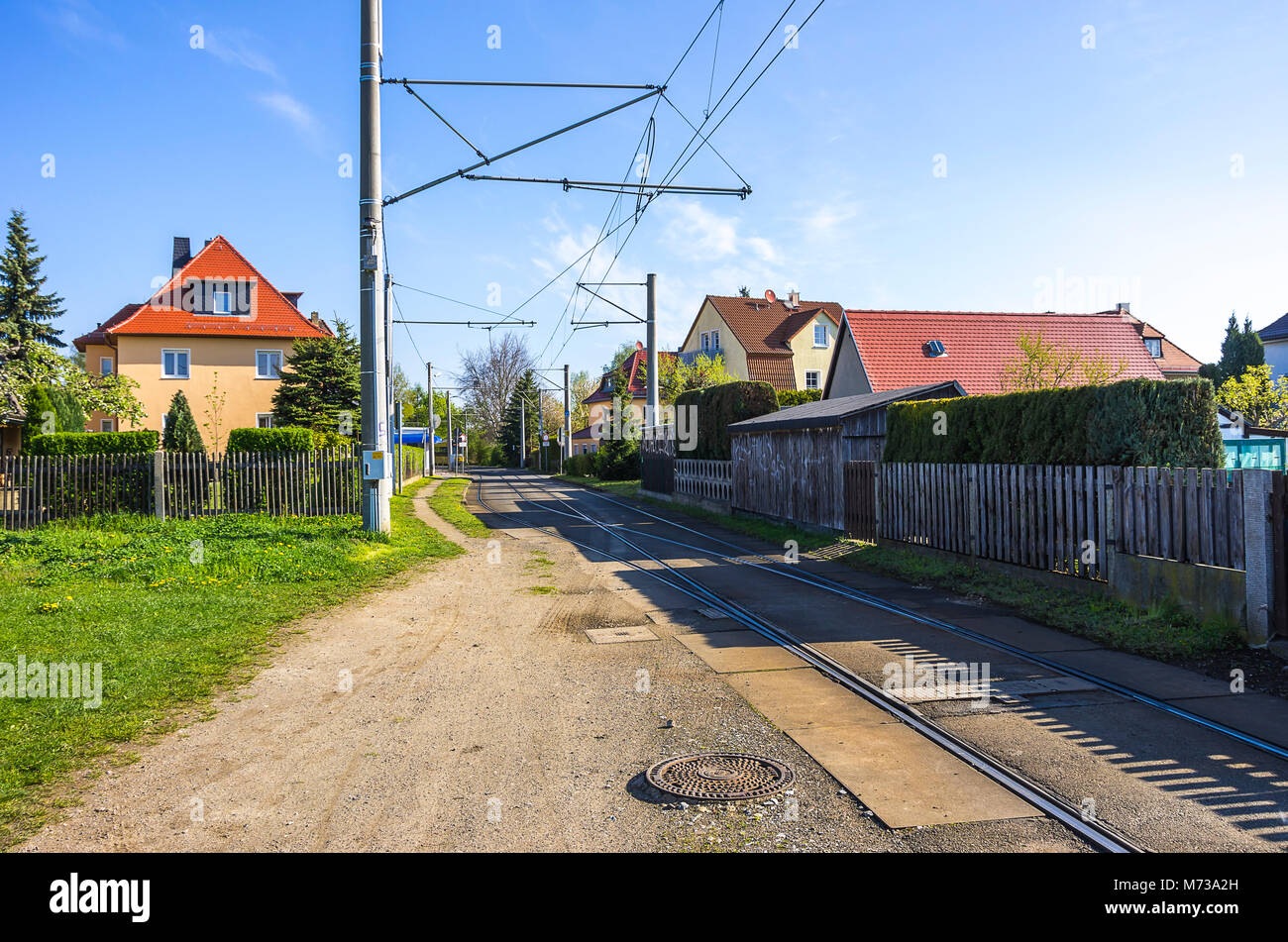 Straßenbahnschienen und Wohngebiet in Weixdorf bei Dresden, Sachsen, Deutschland. Stockfoto