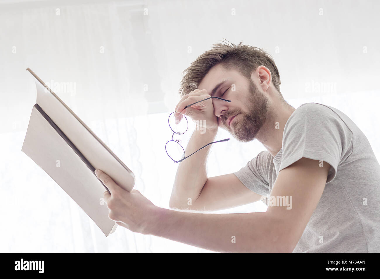 Männer lesen Buch am Morgen Stockfoto