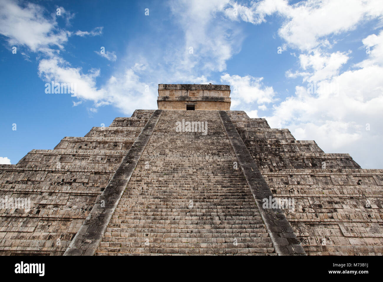 Majestätische Ruinen in Chichen Itza, Mexiko Chichen Itza ist ein Komplex von Ruinen der Maya. Eine massive Stufenpyramide, bekannt als El Castillo oder Tempel des Kukulcan, tun Stockfoto