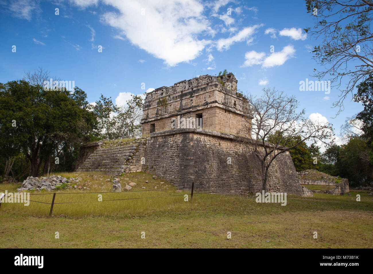 Majestätische Ruinen in Chichen Itza, Mexiko Chichen Itza ist ein Komplex von Ruinen der Maya. Eine massive Stufenpyramide, bekannt als El Castillo oder Tempel des Kukulcan, tun Stockfoto