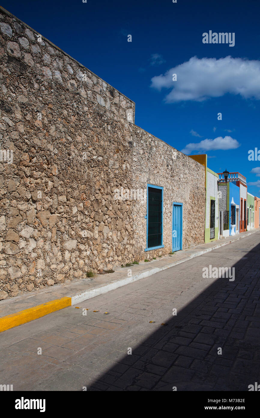 Typische koloniale Straße in Campeche, Mexiko. Historische Festungsstadt Campeche - UNESCO-Weltkulturerbe. Stockfoto