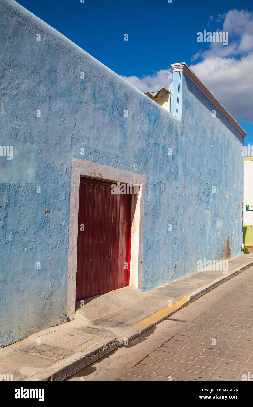 Campeche, Mexiko - Januar 31,2018: Typische koloniale Straße in Campeche, Mexiko. Historische Festungsstadt Campeche - UNESCO-Weltkulturerbe. Stockfoto