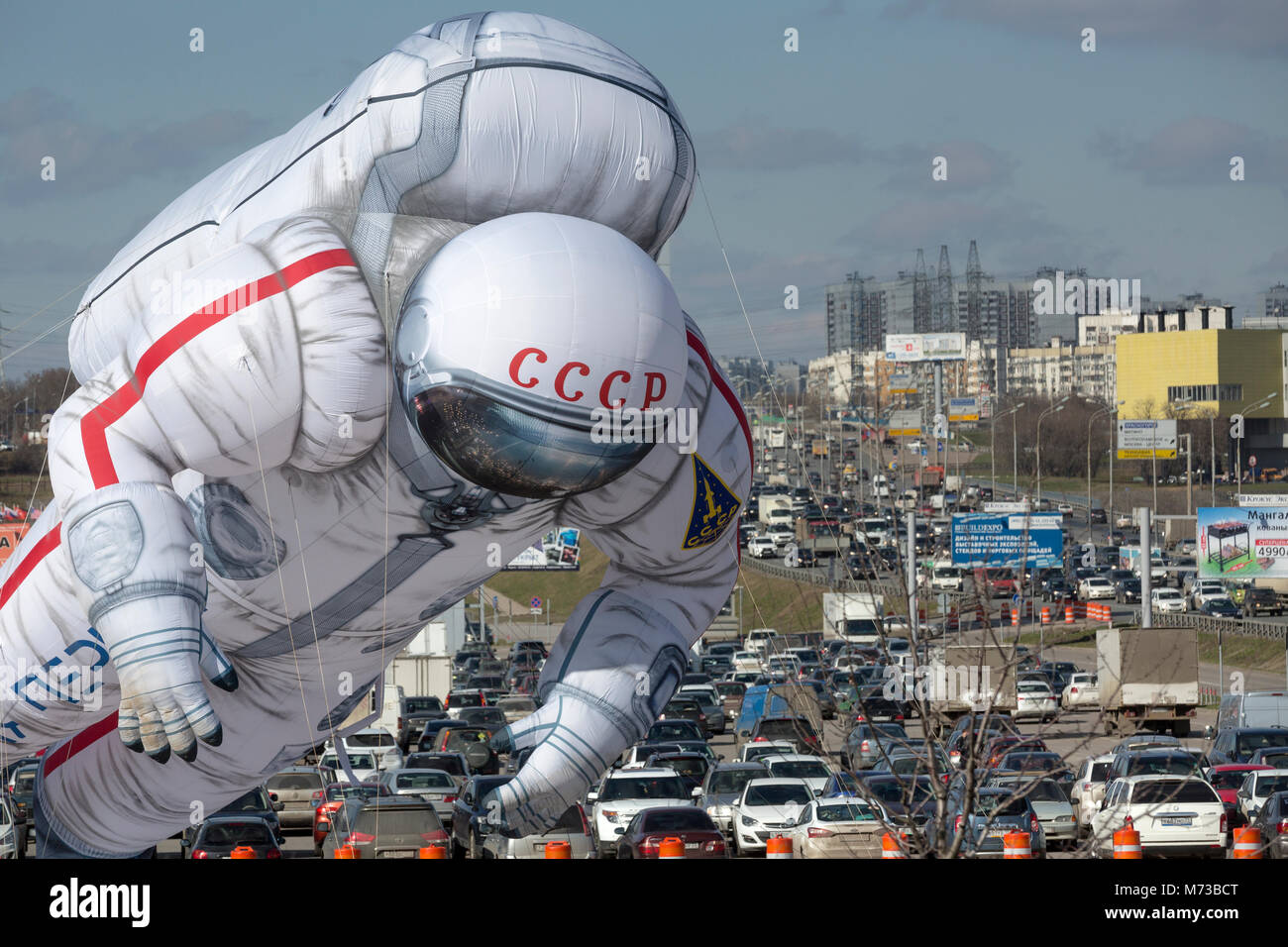Ein Ballon in Form eines sowjetischen Kosmonauten fliegt über in der Stadt Moskau, Russland Stockfoto
