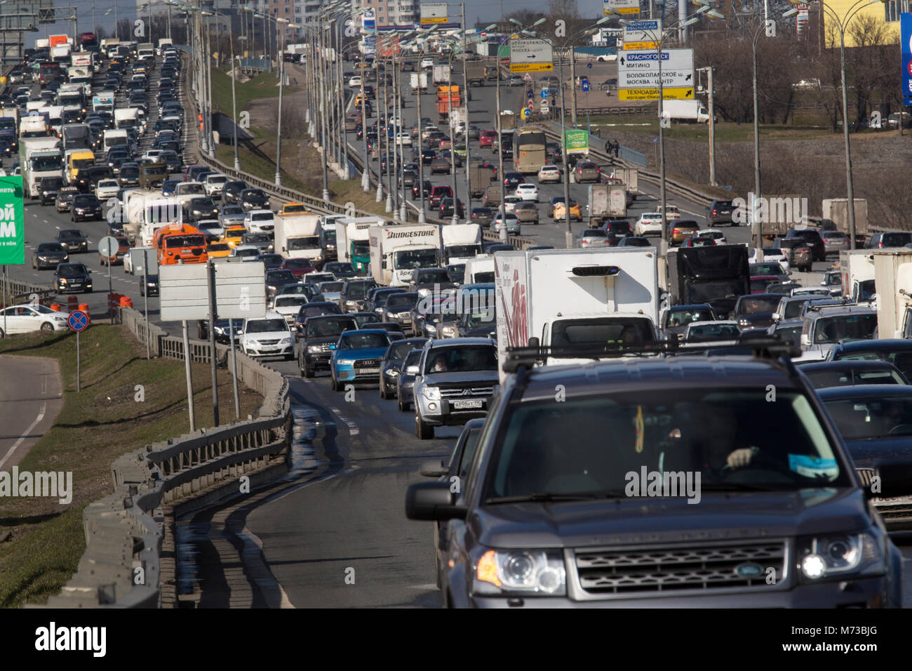 Blick auf eine Straße mit vielen Autos im Stau auf der Moskauer Ringautobahn (MKAD), Russland stehen. Stockfoto