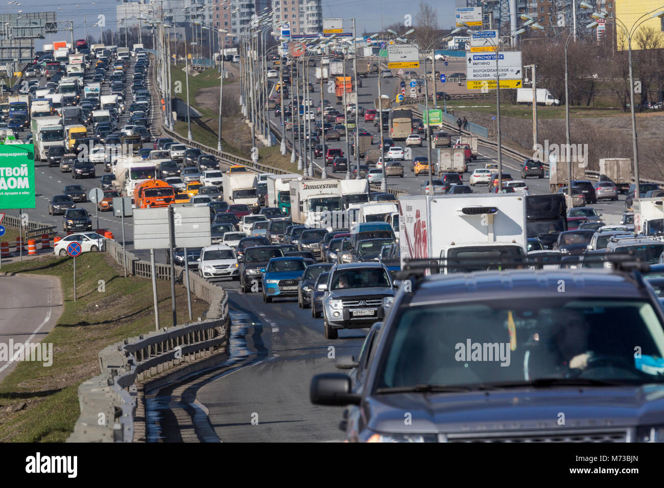 Blick auf eine Straße mit vielen Autos im Stau auf der Moskauer Ringautobahn (MKAD), Russland stehen. Stockfoto