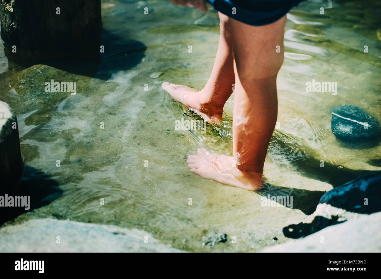Kind zu Fuß durch geringe Wasser barfuß draussen. Close Up, Körperteile.  Sommerferien Gefühl. Gesunde Füße und Immunsystem Stockfotografie - Alamy