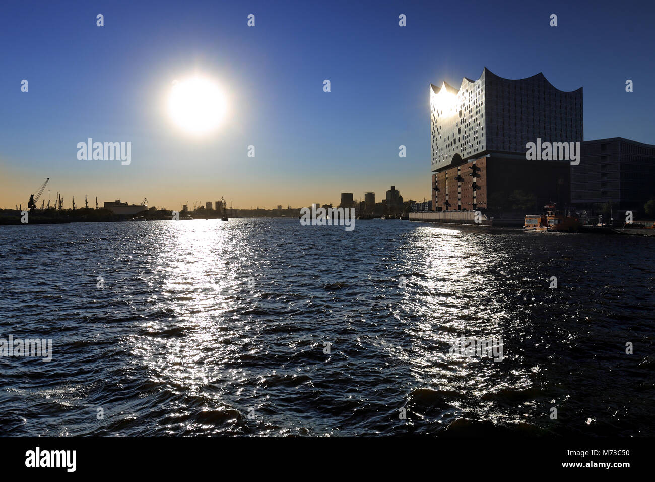 Spiegelungen im Wasser und in der Hamburger Elbphilharmonie Stockfoto