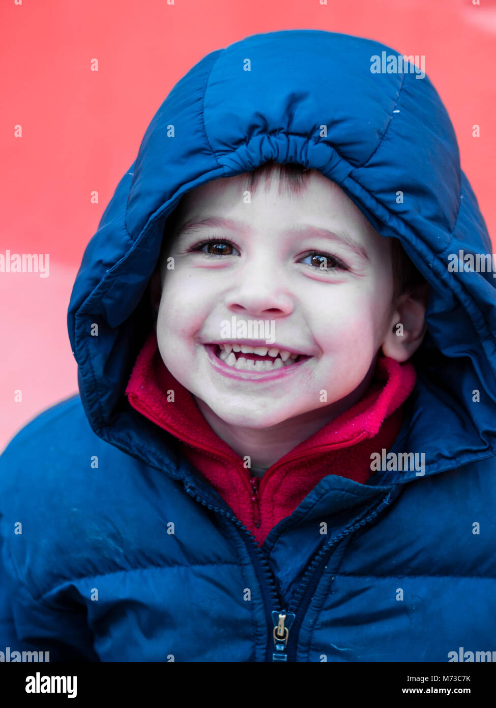 Porträt eines 4-jährigen Jungen mit Kapuzenjacke Stockfoto